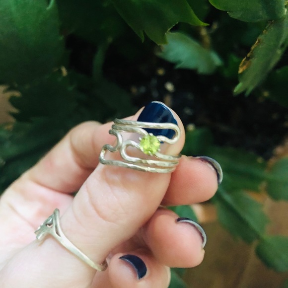 VINTAGE Hammered Metal Abstract Peridot Wrap Ring - Picture 2 of 5